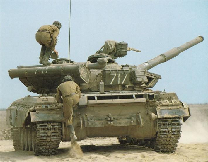 Tuy nhiên, điểm yếu chí tử của xe tăng T-64, đó là nó đắt đỏ hơn và phức tạp hơn. Vậy nên, loại xe tăng này chỉ được biên chế nhỏ giọt, chủ yếu cho các lực lượng tinh nhuệ. Phải tới phiên bản T-72, Liên Xô mới cân bằng được hiệu năng sử dụng và giá cả, tạo ra một dòng xe tăng chủ lực, thành công tới tận ngày nay. Nguồn ảnh: QQ.