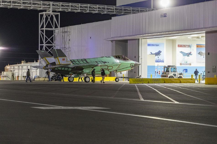 Đây cũng chính là lý do mà mọi chiến đấu cơ F-35 trên khắp thế giới, bất kể phục vụ trong lực lượng không quân nước nào, cũng đều có màu sơn giống hệt nhau.