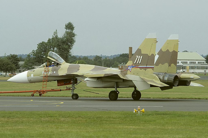 Màn trình diễn của tiêm kích Su-37 đã làm nức lòng các khán giả tại Triển lãm Hàng không Quốc tế Farnborough và mang lại lợi nhuận 10 tỷ USD cho Nga. Thông tin này được chia sẻ bởi các nhà phân tích quân sự từ trang Sohu củaTrung Quốc.