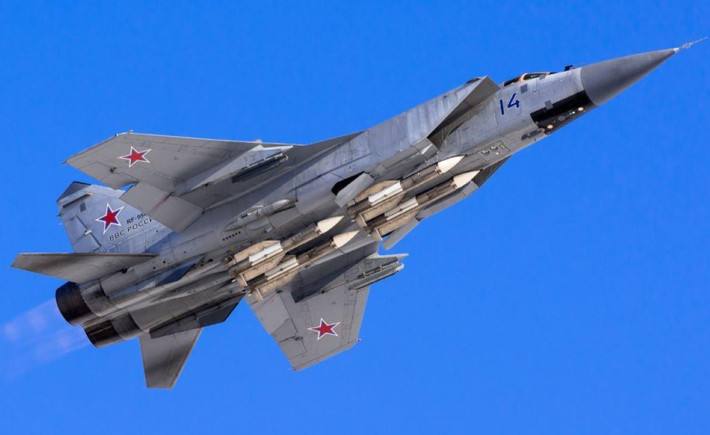 Tuy nhiên đối với tiêm kích tối tân thì MiG-31 chưa chắc đã là mối đe dọa, tốc độ quá nhanh đi kèm khả năng cơ động rất thấp khiến MiG-31 bị so sánh như một quả tên lửa biết bay, không thể bám sát chiến đấu cơ có độ linh hoạt cao.