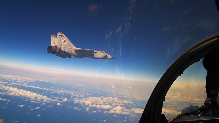Chiếc MiG-31 đã hộ tống nó qua Thái Bình Dương. Sau khi máy bay Mỹ quay đầu và chuyển hướng khác, tiêm kích MiG-31 đã quay trở lại sân bay.