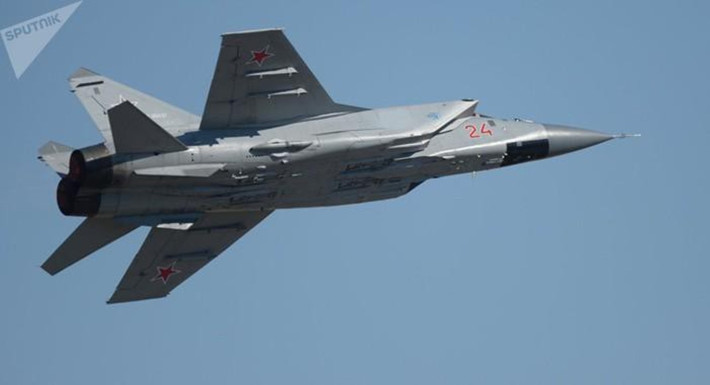 Mặc dù theo chuyên gia Knutov thì MiG-31 là phương tiện tác chiến cực kỳ đáng sợ, nhưng giới phân tích phương Tây cho rằng việc một máy bay không có khả năng không chiến như RC-135U hay P-8A rút lui khi gặp nó là điều dễ hiểu.