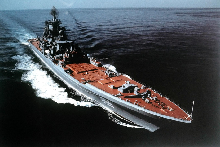 Vũ khí trang bị của "Đô đốc Gorshkov" dù kém "Đô đốc Nakhimov" nhưng lại có ưu thế về số lượng, một tàu tuần dương chạy bằng năng lượng hạt nhân khổng lồ là tốt, nhưng 5 tàu khu trục nhỏ triển khai ở vùng biển sâu có lẽ còn tốt hơn?