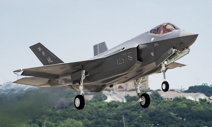 Đối đầu với những tiêm kích thế kệ 4 nổi tiếng như F-15 của Mỹ, Rafale của Pháp và Typhoon của Châu Âu, F-35 thường thắng ở thế áp đảo. Hiện nay F-35 đã được sản xuất với số lượng lên tới hàng ngàn chiếc. với cả ba phiên bản A, B, C.