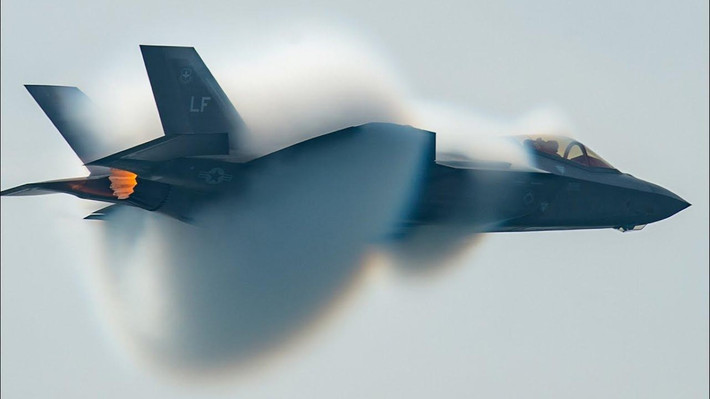 Thương vụ vũ khí này gồm 50 tiêm kích tàng hình F-35, 18 máy bay không người lái (UAV) vũ trang MQ-9B, cùng tên lửa không đối không và không đối đất.