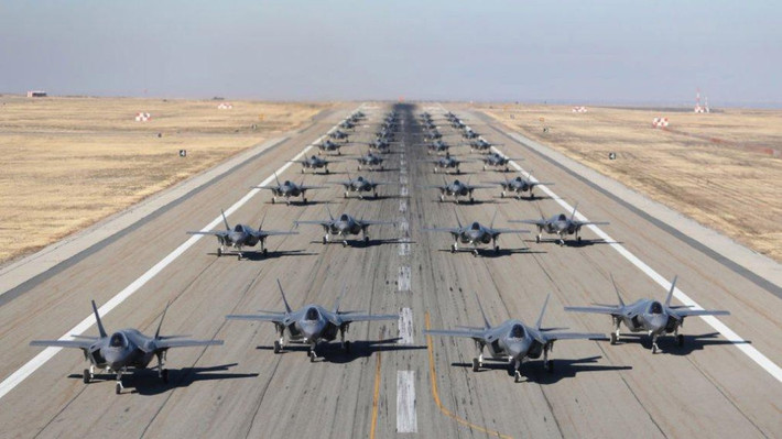 F-35 có thể đạt tốc độ lớn nhất là 1.930 km/h; tầm bay tối đa 2.200km; bán kính chiến đấu 1.100km; lực nâng của cánh 526 kg/m2.