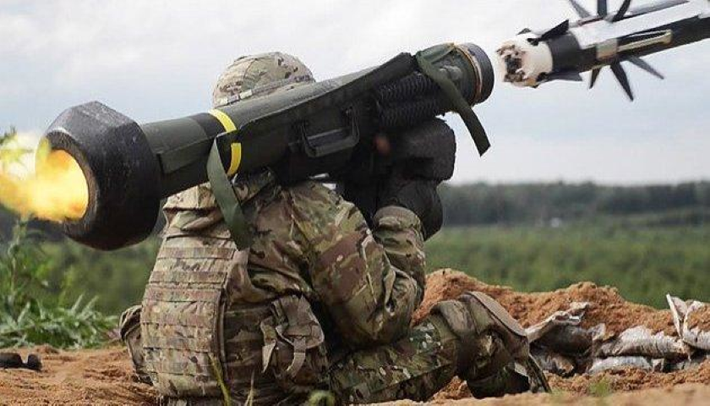 “Khoản viện trợ này thể hiện cam kết về việc Mỹ tiếp tục tạo điều kiện cho Ukraine tự vệ hiệu quả hơn trước những hành động của Nga. Mỹ đã hỗ trợ Ukraine số vũ khí hơn 400 triệu USD trong năm nay và tổng cộng là 2,5 tỷ USD cho các lực lượng vũ trang của Ukraine kể từ năm 2014”, Twitter của Đại sứ quán Mỹ viết.