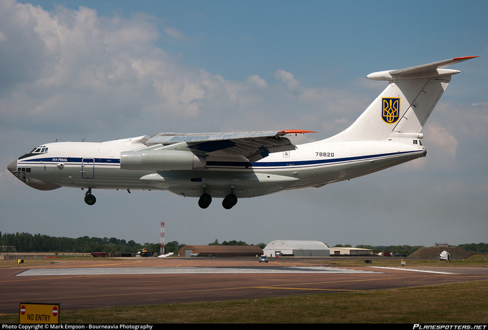 Truyền thông Nga cho biết, một vận tải cơ Il-76 của Ukraine, đã bị cướp khi đang đậu tại phi trường quốc tế Kabul. Nhân chứng cho biết, những kẻ cướp được trang bị vũ khí nóng, và chiếc máy bay được cho là đã bay thẳng sang Iran.