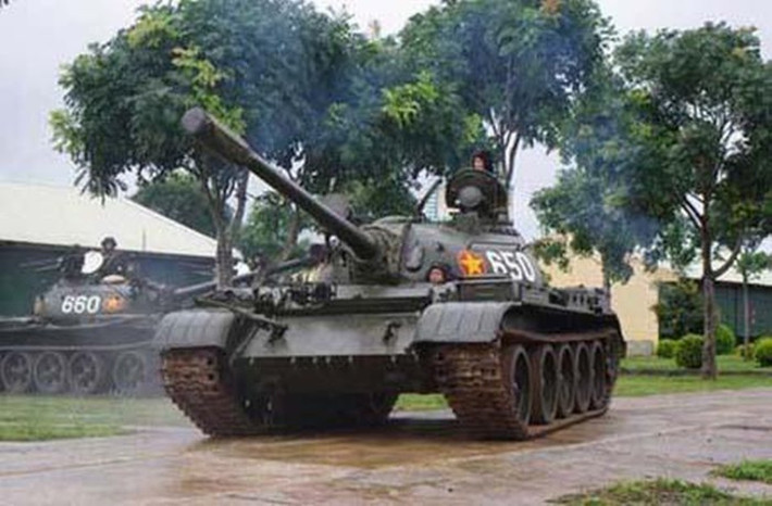 Nguyên bản, các phiên bản T-54 được trang bị một khẩu pháo chính D-10T cỡ nòng 100mm, một khẩu súng máy đồng trục cỡ nòng 7,62mm kèm theo đó là một khẩu súng máy phòng không DShK 12,7mm.