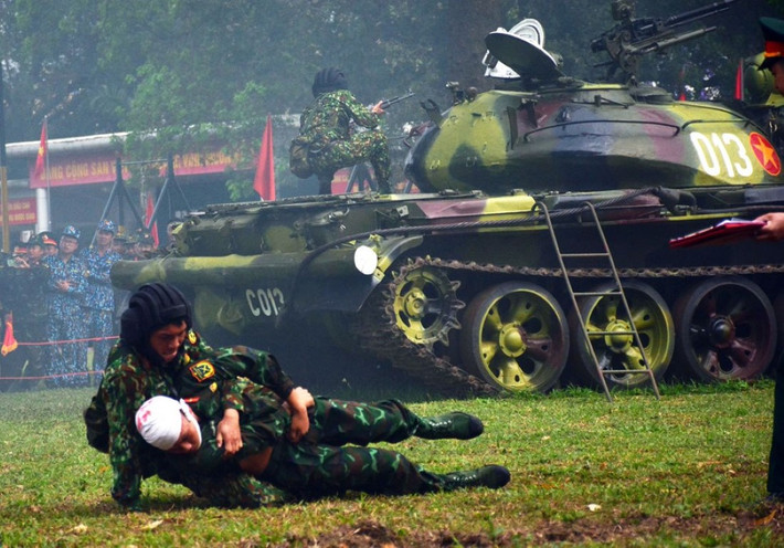 Việc làm vát tháp pháo sẽ giúp xe tăng chủ lực T-54 tăng khả năng phòng vệ trước đạn chống tăng của đối phương, kèm theo đó là giảm trọng lượng tổng thể của xe. Những mẫu T-54 ra đời cuối thập niên 40, có trọng lượng chỉ hơn 35 tấn.