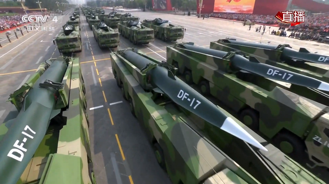 DF-17 là loại tên lửa đạn đạo tầm trung di động sử dụng nhiên liệu rắn mới nhất của quân đội Trung Quốc.