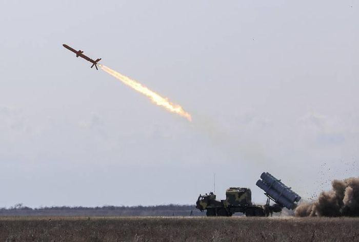 Được phát triển trên cơ sở Kh-35 Uran của Liên Xô, tên lửa chống hạm Neptune của Ukraine có khả năng bắn trúng mục tiêu ở khoảng cách lên tới 300 km, xa hơn đáng kể so với phiên bản gốc.