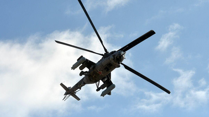 Về khả năng chiến đấu, trực thăng chiến đấu Mi-24 trang bị hỏa lực súng máy hoặc pháo (đặt ở đầu mũi). Súng máy YakB 12,7mm được trang bị trên những chiếc Mi-24D thế hệ đầu. Từ thế hệ 2 trở đi (seri Mi-24V, Mi-24P, Mi-35) thường lắp pháo 23-30mm cố định.