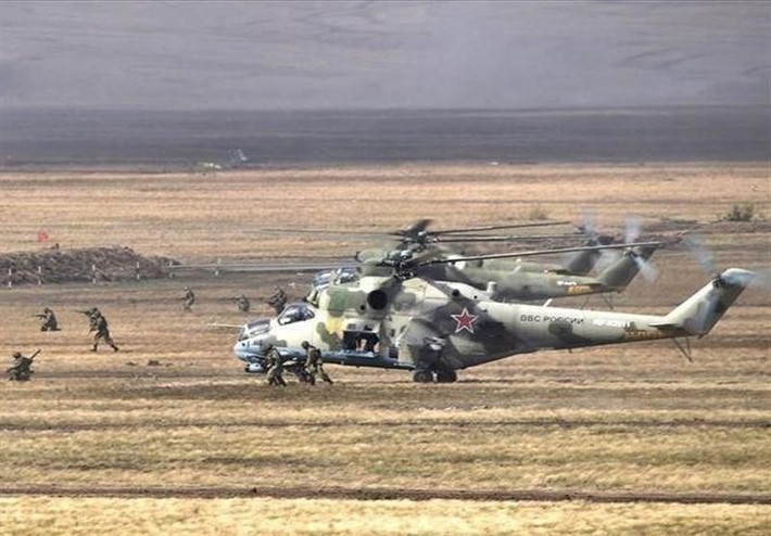 Biến thể trực thăng tấn công Mi-24A có buồng lái với các mặt cắt, tuy vậy nó vẫn bố trí kiểu phi công ngồi thẳng hàng với phi công ngồi trước và hoa tiêu ngồi sau. Sau này các biến thể Mi-24D/P/PK/PN/PS, Mi-25, Mi-35/35M/35P có buồng lái hình giọt nước cho tầm quan sát mạnh tốt hơn.
