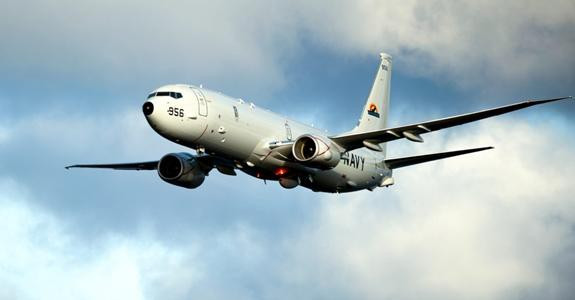 Với phần cánh dài và ít rung lắc, P-8A Poseidon di chuyển mượt mà hơn máy bay săn ngầm P-3 Orion. Các phao trinh sát được phóng xuống biển bằng khí nén tiện lợi hơn so hệ thống cũ.