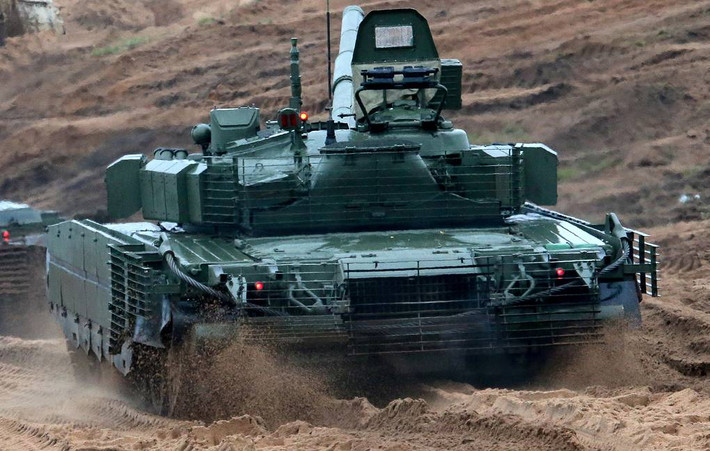 Nhược điểm lớn nhất của động cơ tua-bin khí trên T-80BVM, đó là nó quá ngốn nhiên liệu, lên tới 750 lít cho mỗi 100 km. Mức độ ngốn nhiên liệu này của T-80BVM, thậm chí có thể sánh ngang với máy bay phản lực. Nguồn ảnh: MilitaryNews.