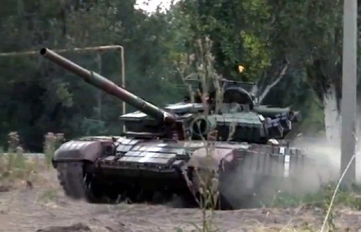 Theo nhiều nguồn tin, Ukraine đã điều tới Donbass ít nhất 600 xe tăng và thiết giáp, biến lực lượng này thành "nắm đấm thép", giúp Kiev đạp tung cánh cửa tiến vào Luhansk và Donetsk.