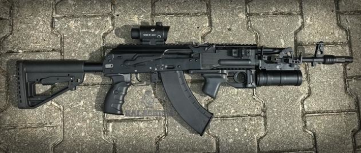 AK-203 sử dụng cơ chế nạp đạn bằng khí nén trích khí dài với khóa nòng xoay giống như hầu hết các khẩu thuộc dòng AK khác. Súng nặng 3,8kg khi không có đạn.