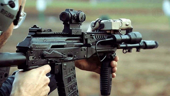AK-203 sử dụng loại đạn 7,62 x 39mm với băng chứa 30 viên, tầm bắn hiệu quả trong khoảng 500 m. Sơ tốc đầu nòng của súng đạt 715 m/giây. Tốc độ bắn của AK-203 là 700 phát/phút.