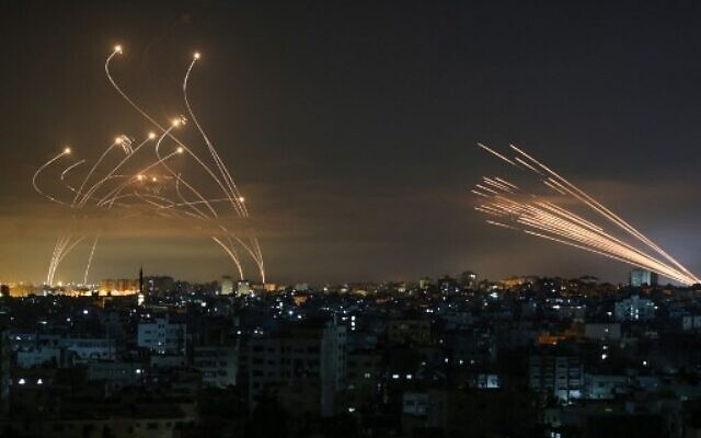 Xung đột giữa Israel và Hamas đang leo thang theo từng giờ. Trong khi cuộc chiến trên bộ vẫn được dự đoán là "sắp xảy ra", thì các cuộc pháo kích đã diễn ra hàng ngày.