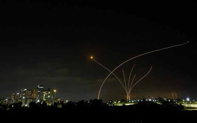 Cụ thể, không phải mọi quả đạn rocket và đạn cối của đối phương sẽ bị Vòm Sắt đánh chặn, bản thân hệ thống Iron Dome này, sẽ chỉ chọn lọc những mục tiêu có khả năng gây nguy hại cao, để thực hiện đánh chặn.