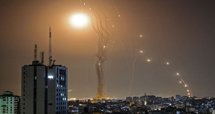 Bất chấp việc Israel sở hữu cho mình hệ thống phòng thủ Iron Dome hiện đại bậc nhất thế giới, phía Hamas vẫn đang sử dụng nhiều chiến thuật hiệu quả, nhằm qua mặt hệ thống này.