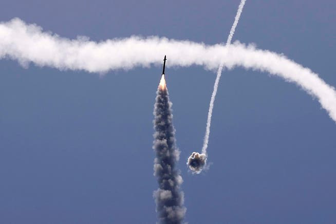 Trong trường hợp các quả đạn rocket của Hamas bay quá gần nhau, khả năng bị bỏ lọt mục tiêu của Iron Dome là hoàn toàn có thể, qua đó tạo ra kẽ hở trong hệ thống, khiến các tên lửa của đối phương có thể lọt qua.