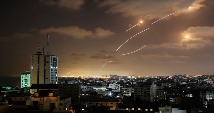 Một trong những điểm yếu nữa của hệ thống Vòm Sắt Israel đang sử dụng, đó là nó quá đắt đỏ. Ước tính, mỗi quả đạn của hệ thống này có giá tiền lên tới 40.000 USD - tương đương với khoảng 1 tỷ VNĐ.