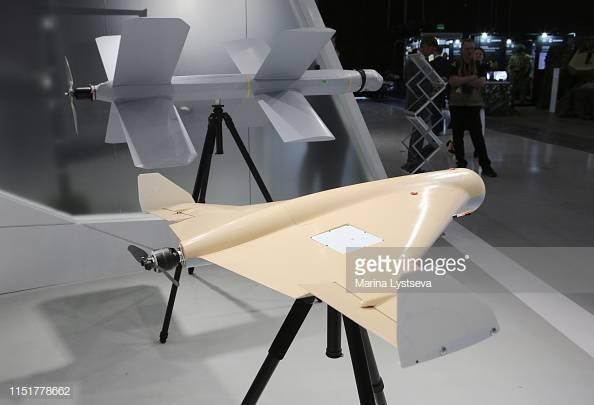 C Bayraktar TB2 là chiếc UAV điều khiển bằng sóng vô tuyến còn Lancet là đạn tuần kích, điều này đặt ra câu hỏi về chi phí quy đổi giữa chúng.