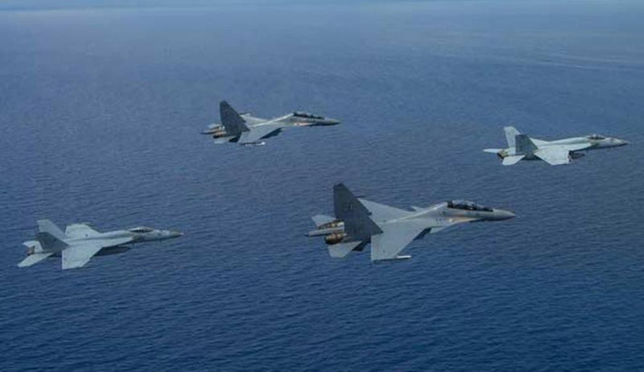 Những chiến đấu cơ Su-30MKM cất cánh từ một căn cứ quân sự trên đất liền của Malaysia để tham gia diễn tập chung với tàu sân bay Theodore Roosevelt của Mỹ ngày 6/4.