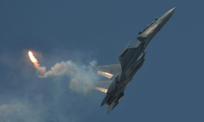 Nhóm tác chiến tàu sân bay Mỹ USS Theodore Roosevelt tổ chức diễn tập với những chiếc tiêm kích Su-30MKM của không quân Malaysia tại Biển Đông ngày 6-7/4, song không công bố địa điểm cụ thể.