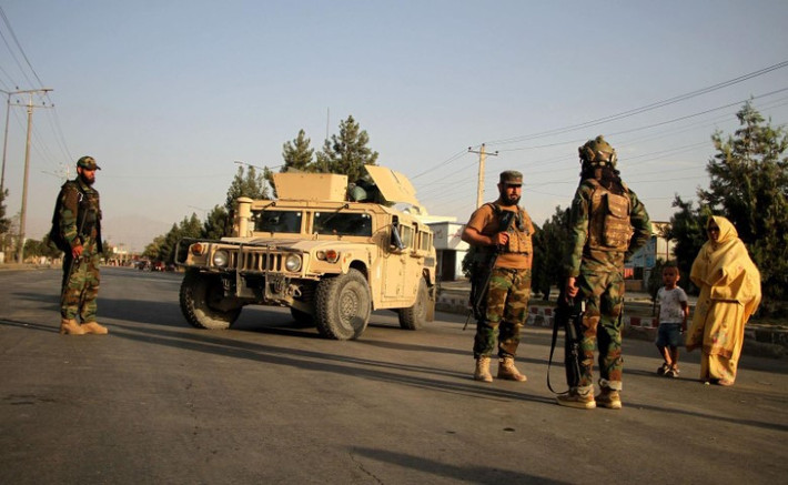 Những người lính quân đội Afghanistan đã cộng tác những ngày qua với lính Mỹ tại sân bay, giờ đây khi chiến dịch di tản kết thúc, họ sẽ làm nhiệm vụ cuối cùng với tâm thế sẵn sàng chiến đấu nếu có bất kỳ đe dọa nào nhắm vào các lính Mỹ đang rút đi.
