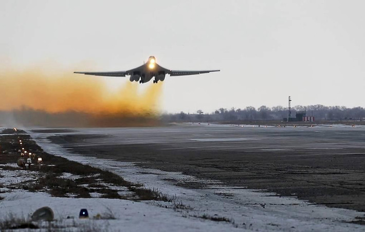 "Việc thực hiện các dự án chế tạo sẽ cho phép tăng số lượng oanh tạc cơ Tu-160 lên hơn 50% trong 7 năm tới", ông Krivoruchko cho biết và nói thêm, công việc hiện đại hóa sâu các máy bay ném bom chiến lược động cơ cánh quạt Tu-95MS cũng sẽ được tiếp tục.