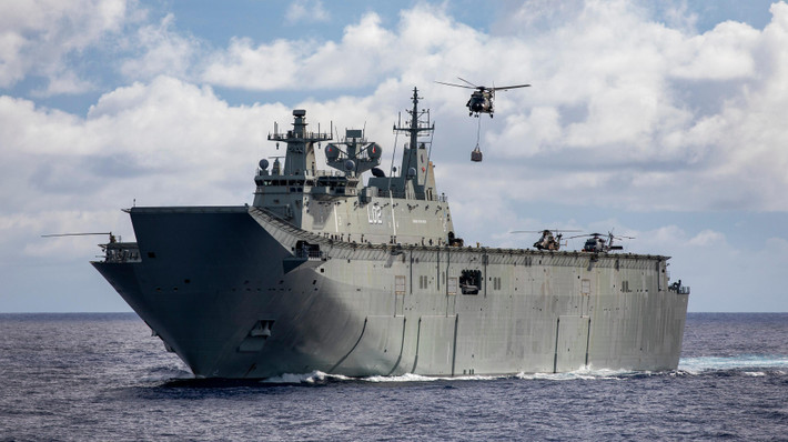 HMAS Canberra (L02) thuộc lớp tàu đổ bộ tấn công với lượng choán nước đầy tải lên tới 30.000 tấn, tàu có thể mang theo 18 trực thăng, 110 xe thiết giáp, 12 xe tăng và hơn 1.000 binh sĩ.