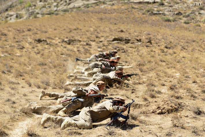 Trước đó, quân kháng chiến Afghanistan đã tuyến bố tấn công nhiều trực thăng của Pakistan, thậm chí còn khiến một chiếc bị hư hỏng nặng phải hạ cánh khẩn cấp.
