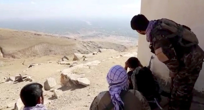 Nga cũng vừa tuyên bố không công nhận chính quyền Taliban ở Afghanistan. Ngoài ra, Nga còn đang khẩn trương đưa thêm quân và xe tăng tới khu vực Tajikistan - quốc gia Trung Á có biên giới với Afghanistan.