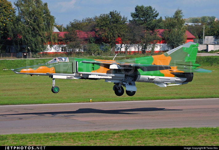 Tương tự như những loại cường kích cùng thời, vũ khí chính của MiG-27 là khẩu pháo hàng không 30mm cực kỳ hiện đại với 6 nòng xoay, kèm theo cơ số đạn dự trữ 260 viên.