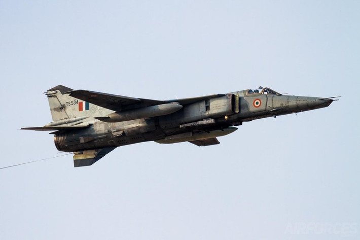 Một vài phiên bản của MiG-27 được trang bị khẩu pháo hàng không tự động GSh-23 cỡ nòng 23mm, cùng với cơ số đạn dự phòng 200 viên. Máy bay cũng đi kèm 7 giá treo vũ khí dưới cánh, mang theo được tối đa 4 tấn bom, tên lửa các loại.