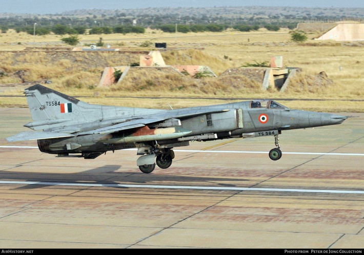 Ở thời điểm ra đời, thiết kế của cường kích Mikoyan MiG-27 mang tính thời thượng rất cao, với hệ thống cánh cụp cánh xòe để tăng hiệu năng sử dụng trong thực chiến.