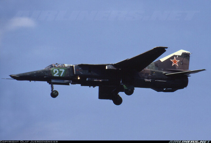 Hệ thống cánh cụp cánh xòe, cũng cho phép cường kích MiG-27 có khả năng bay với tốc độ siêu âm lên tới Mach 1,7. Đây là tốc độ cực cao, vượt qua mọi loại cường kích đang được sử dụng phổ biến ngày nay như A-10 của Mỹ hay Su-25 của Nga.