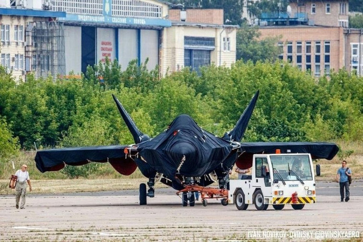 Điều này đồng nghĩa với việc, chiến đấu cơ T-75 rất có thể sẽ có khả năng điều khiển máy bay không người lái, giống với cách thức điều khiển của chiến đấu cơ Su-57.
