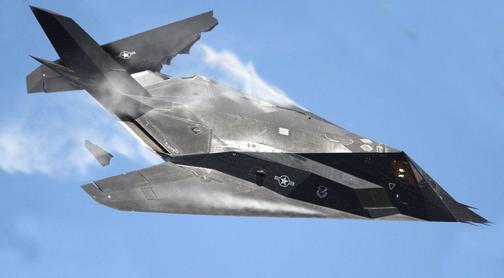 Những chiếc F-117A Nighthawk không có hệ thống phòng vệ nào ngoài khả năng tàng hình trước radar, phi công cũng không nắm bắt được mối đe dọa vì thiếu hệ thống cảnh báo chiếu xạ radar. Ngay cả khả năng bắt liên lạc vô tuyến cũng bị suy giảm vì ăng ten phải thu vào trong thân để tăng tính tàng hình.