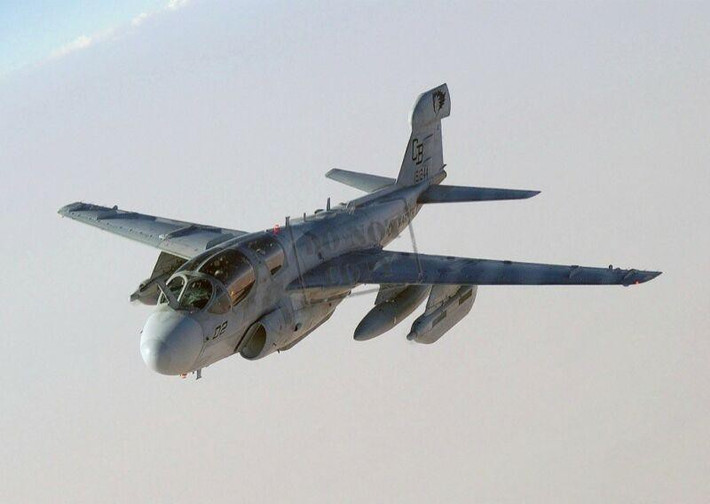 Tổ bay KC-135 sau đó phát hiện một chiếc F-117A tiến lại gần trong bóng đêm mà không có đèn nhận diện. "Nó trong tình trạng khá tệ", ông nói.
