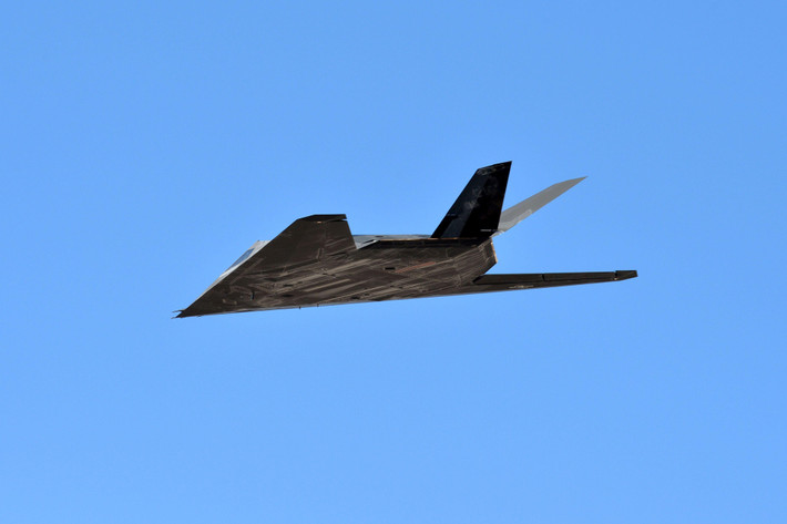 F-117A mất hai giờ để bay từ Spangdahlem đến máy bay tiếp dầu trên không phận Hungary, xâm nhập vùng trời Nam Tư và thả bom với tổng thời gian 30-45 phút, sau đó quay lại tiếp dầu để trở về căn cứ.