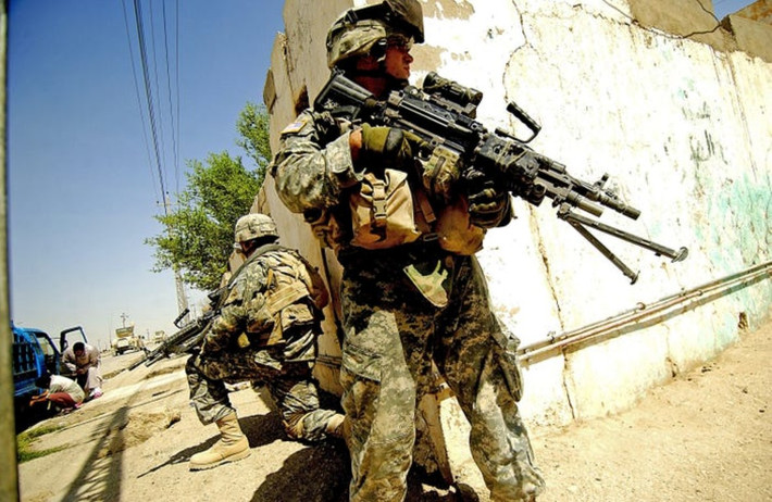 Giai đoạn đầu cuộc chiến Iraq, lính Mỹ đã nhận được số tiền lương tối thiểu khoảng 1000 USD, sau 4 tháng liên tục phục vụ tại Iraq, số tiền này sẽ tăng lên 1150 USD. Mức lương này tương đương với khoảng 1500 USD ở thời điểm hiện tại. Nguồn ảnh: BI.