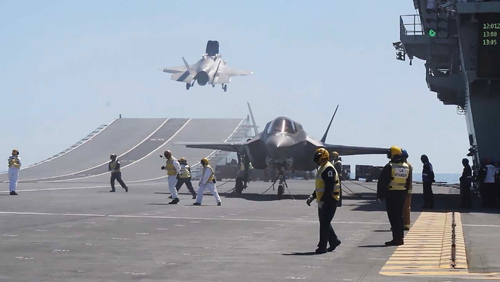 Trong gia đình tiêm kích thế hệ thứ 5 F-35, thì phiên bản F-35B là loại đắt nhất cũng như phức tạp nhất. Phiên bản này được thiết kế để có thể cất hạ cánh thẳng đứng như máy bay trực thăng.