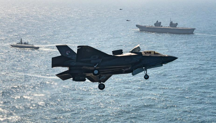 Chiếc tiêm kích F-35B của không quân Anh gặp sự cố ngay sau khi cất cánh từ tàu sân bay HMS Queen Elizabeth ở phía đông Địa Trung Hải hôm 17/11.