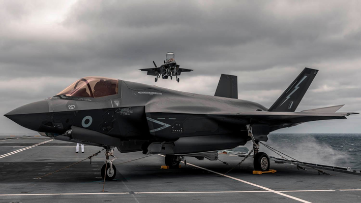 Tàu sân bay Queen Elizabeth vận hành tổng cộng 18 tiêm kích F-35B có khả năng cất cánh trên đường băng ngắn và hạ cánh thẳng đứng, gồm 8 chiếc của Phi đoàn số 617 không quân Anh và 10 máy bay thuộc Phi đoàn tiêm kích thủy quân lục chiến số 211 của Mỹ.