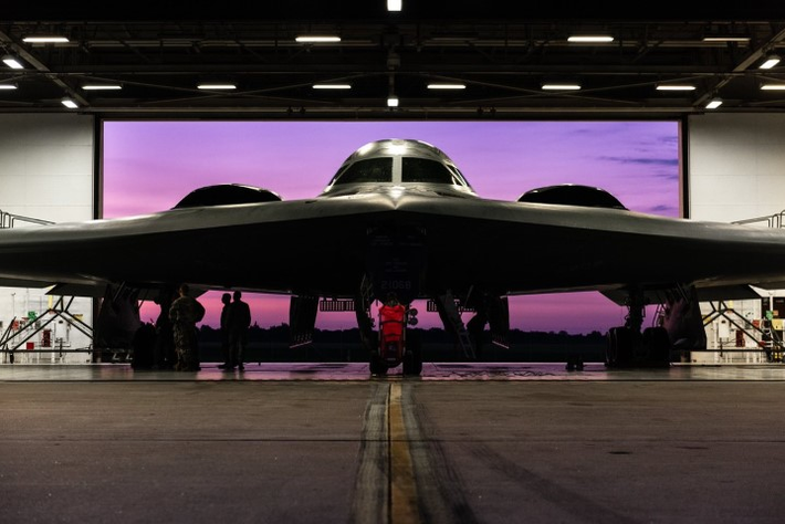 Ban đầu, B-2 Spirit không thực sự là một chiếc máy bay hoàn thiện, thậm chí thiết kế khoang lái của nó còn gặp lỗi lớn, khiến máy bay bị ngấm nước và không thể hoạt động được khi trời mưa.