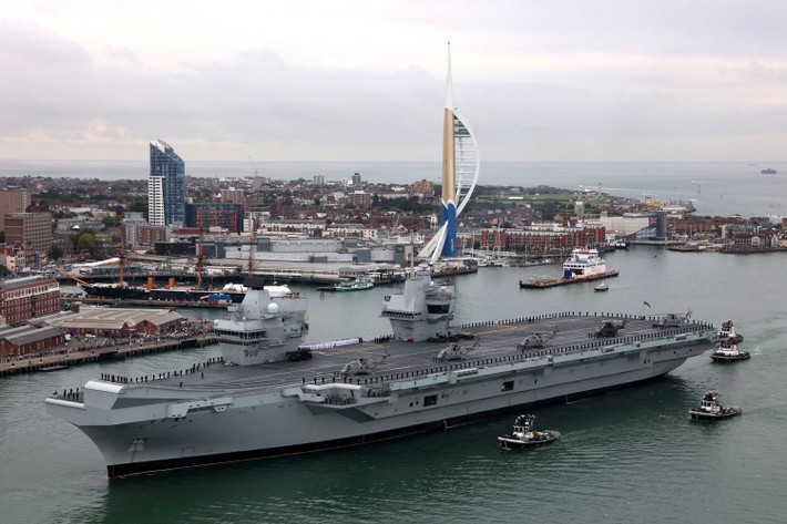Loại máy bay tiêm kích mà Anh sử dụng trên tàu HMS Queen Elizabeth hiện nay chính là những chiếc tiêm kích F-35B hiện đại bậc nhất. Với khả năng cất cánh trên đường băng ngắn và hạ cánh thẳng đứng, những chiếc tiêm kích này được cho là sẽ hoạt động cực kỳ hiệu quả trên tàu Queen Elizabeth.